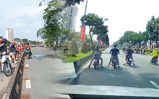 Video: 'Quái xế' bốc đầu, nẹt pô xe gây náo loạn trên đường Trường Chinh