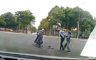 Video: Giằng co quyết liệt với 2 tên giật dây chuyền của phụ nữ