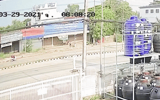 Video: Xe bán tải lật nhiều vòng, nữ tài xế thoát chết