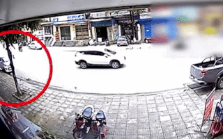 Video: Ôtô đang đậu, bị húc bay lên vỉa hè, tông vào nhiều xe máy