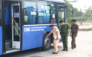 Video: Va chạm với xe buýt, nữ sinh sắp ra trường tử vong
