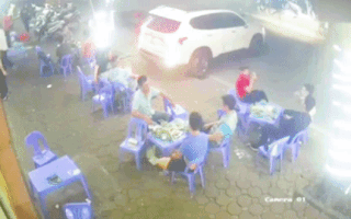 Video: Ôtô rồ ga, hất văng bàn nhậu vỉa hè ở Hà Nội
