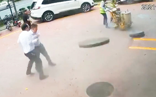 Video: Đừng xem thường nắp cống bay, nguy cơ gây tai nạn chết người