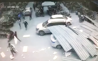 Video: Mái nhà đổ sập xuống đầu, nhiều người thoát chết trong gang tấc