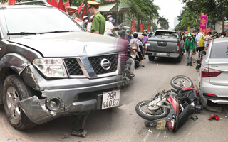 Video: Xe bán tải tông 3 taxi và 2 xe máy ở Hà Nội
