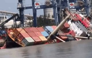 Video: Khoảnh khắc lật tàu khiến hàng chục container bị rơi xuống sông ở TP.HCM