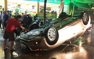 Video: Ôtô lật ngửa trong cơn mưa, nhiều người thoát chết