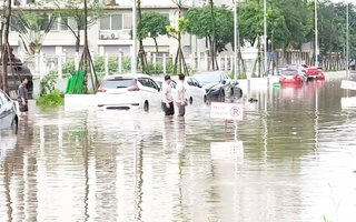 Video: Đầu tuần, giao thông Hà Nội tắc nghẽn, xe bị ngập nước hàng loạt