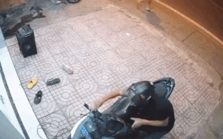Video: Bị bắt ‘tại trận’, nghi phạm trộm xe máy ở Thủ Đức hoảng hốt tháo chạy