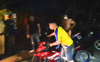 Video: Bắt giữ nhóm 'quái xế' chặn đường đua xe trên quốc lộ ở Hậu Giang