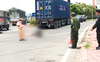 Video: Nữ sinh năm cuối bị xe container cán tử vong trên đường đi học