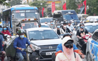 Video: Dòng người ùn ùn rời Hà Nội, TP.HCM trước ngày nghỉ lễ 30-4