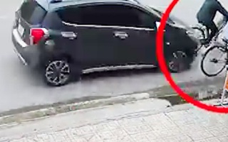 Video: Cụ bà đi xe đạp bị ô tô hất văng trên đường phố Thái Nguyên