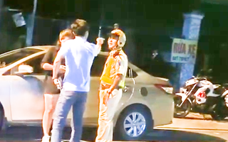 Video: Giám đốc công ty bất động sản say xỉn chỉ mặt, đòi cho 'rớt lon' CSGT ở Bình Dương