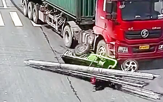 Video: Tài xế ba gác bị hàng chục ống thép đè trên quốc lộ