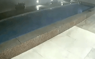 Video: Sập bể bơi chung cư, nước ngập lênh láng hầm gửi xe