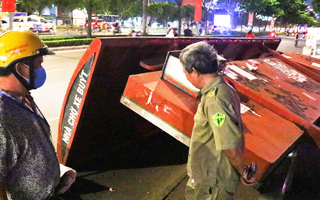 Video: Nhà chờ xe buýt đổ sập, 2 người may mắn thoát nạn trong gang tấc