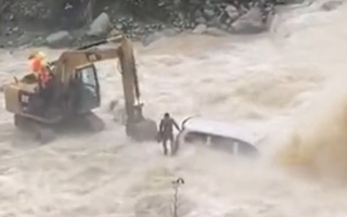 Video: Xe máy xúc giải cứu tài xế ô tô mắc kẹt giữa sông