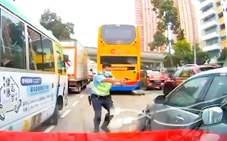Video: Cảnh sát dùng gậy đập vỡ cửa kính, rút súng bắn tài xế 'xe điên' ở Hồng Kông