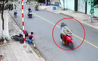 Video: Lập biên bản vi phạm đối với người đi xe máy đạp ngã hai học sinh