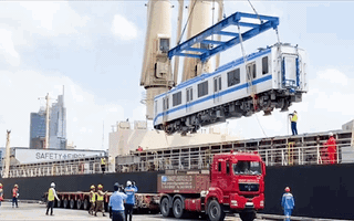 Video: Cận cảnh bốc dỡ hai đoàn tàu metro xuống cảng Khánh Hội
