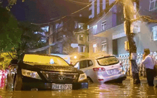 Video: Mưa lớn lúc chập tối, nhiều người chật vật trên đường phố Hà Nội