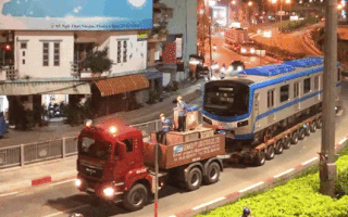 Video: Cận cảnh đoàn xe siêu trường, siêu trọng chở tàu metro đến depot Long Bình