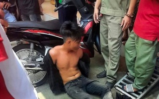 Video: Thanh niên vờ mua nhẫn vàng, 'đeo thử’ rồi lên xe bỏ chạy nhưng không thoát