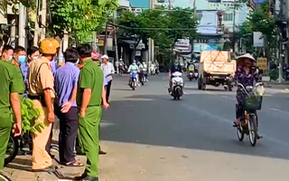 Video: Lại án mạng ở Tiền Giang, công an đang truy bắt hung thủ đâm chết nam thanh niên