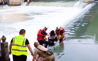 Video: Ra giữa dòng nước để chụp hình, 2 cô gái bị cuốn trôi