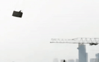 Video: Hai công nhân lau kính nhà cao tầng bị gió quật tử vong