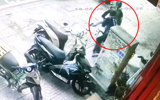 Video: Phát hiện chiếc SH bị trộm, tài xế xe ôm công nghệ lao vào, tên trộm bỏ chạy