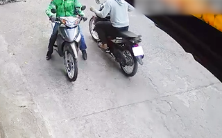 Video: Thủ đoạn chuyên đi giật điện thoại rồi lấy tài khoản lừa chuyển tiền