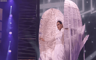 Video: Khánh Vân gặp sự cố khi đang trình diễn tại Miss Universe
