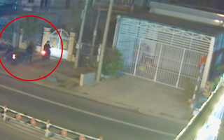 Video: Hai đối tượng táo tợn giật dây chuyền ngay trước cửa nhà