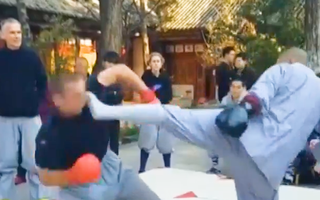 Video: Nhà sư Thiếu Lâm Tự tung cú đá nhanh như chớp vào võ sĩ lừng danh người Mỹ