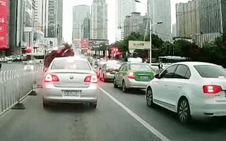 Video: Tai nạn 'có một không hai', ôtô phi lên nóc nhiều xe khác