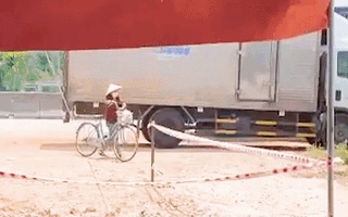 Video: Giữa trưa, cụ bà 87 tuổi đạp xe mang cam, nước suối tiếp viện chốt kiểm dịch ở Huế