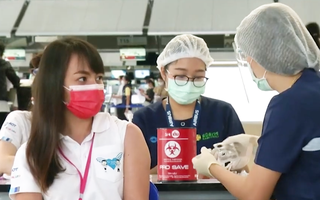 Video: Người Thái chi 2.300 USD mua tour tới Mỹ để nhận ‘quà lưu niệm’ là vắc xin COVID-19