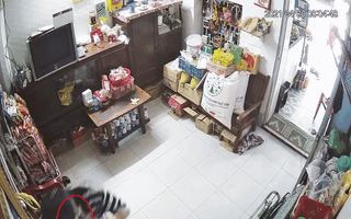 Video: Thanh niên lừa cụ bà bán tạp hóa, lấy trộm tiền và hộp card điện thoại