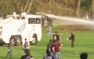 Video: Cảnh sát dùng vòi rồng giải tán hàng ngàn người phản đối phong tỏa ở Bỉ
