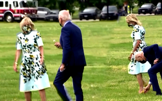 Video: Khoảnh khắc Tổng thống Biden hái hoa dại tặng phu nhân gây sốt mạng xã hội