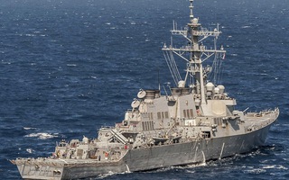 Video: Tàu khu trục Mỹ áp sát các thực thể bị Trung Quốc chiếm đóng tại quần đảo Hoàng Sa