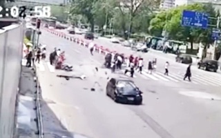 Video: Khoảnh khắc xe BMW vượt đèn đỏ, tông vào đoàn người đi qua đường