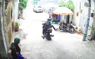Video: Vờ hỏi chuyện, hai thanh niên dàn cảnh cướp giật điện thoại của người phụ nữ