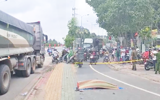Video: Xe ben cán chết một phụ nữ, tài xế cho xe rời khỏi hiện trường bị người dân truy đuổi
