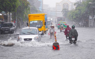 Video: Mưa lớn, ngập sâu người dân ‘vật vã’ trên đường giờ cao điểm