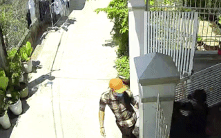 Video: Bắt nhóm đòi nợ đạp cửa xông vào nhà, khống chế người phụ nữ đưa ra ôtô