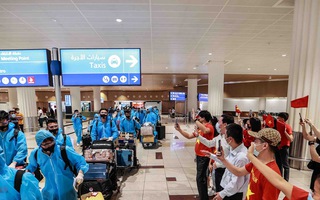 Video: Người hâm mộ chào đón thầy trò HLV Park Hang Seo tại sân bay Dubai