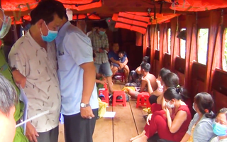 Video: Giữa lúc dịch 'căng như dây đàn', nhóm 'quý bà' miền Tây tụ tập sát phạt trên tàu du lịch